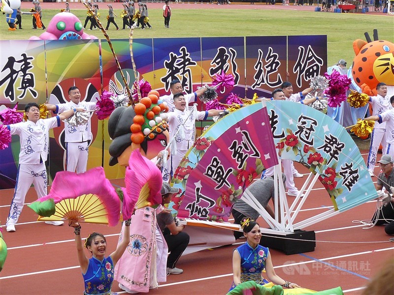 台積電2日舉辦運動會,員工們組成啦啦隊表演,展現活力、熱情。中央社記者張建中攝 108年11月2日