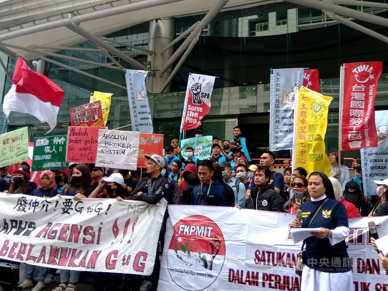 希望職工中心、台灣國際勞工協會等勞團及移工們3日依序至印尼、菲律賓及越南駐台辦事處,要求對移工直聘議題表態,並希望勞動部能直接廢除仲介制度。中央社記者張雄風攝 108年11月3日