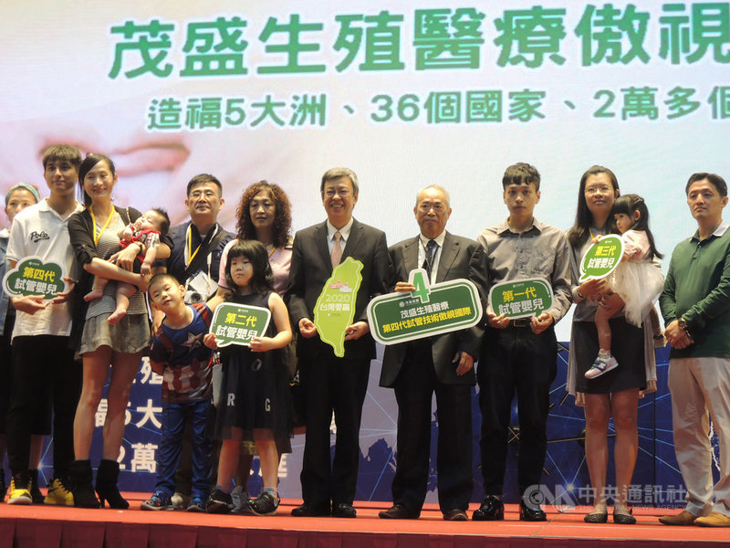 茂盛醫院3日在台中市好運來洲際宴展中心舉辦「2019試管嬰兒世界博覽會」,邀請逾3000名試管寶寶齊聚締造金氏世界紀錄,副總統陳建仁(中)也到場同歡。中央社記者郝雪卿攝 108年11月3日