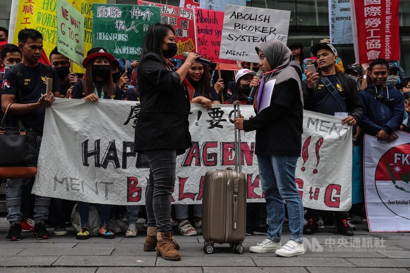 台灣移工聯盟「印、菲、越移工要求母國政府廢除仲介,強制政府對政府直接聘僱!」記者會,3日在駐台北印尼經濟貿易代表處外舉辦,移工上演行動劇。中央社記者吳家昇攝 108年11月3日