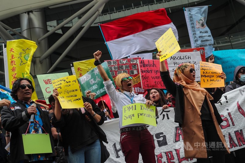 台灣移工聯盟「印、菲、越移工要求母國政府廢除仲介,強制政府對政府直接聘僱!」記者會,3日在駐台北印尼經濟貿易代表處外舉辦,要求廢除私人仲介制度。中央社記者吳家昇攝 108年11月3日