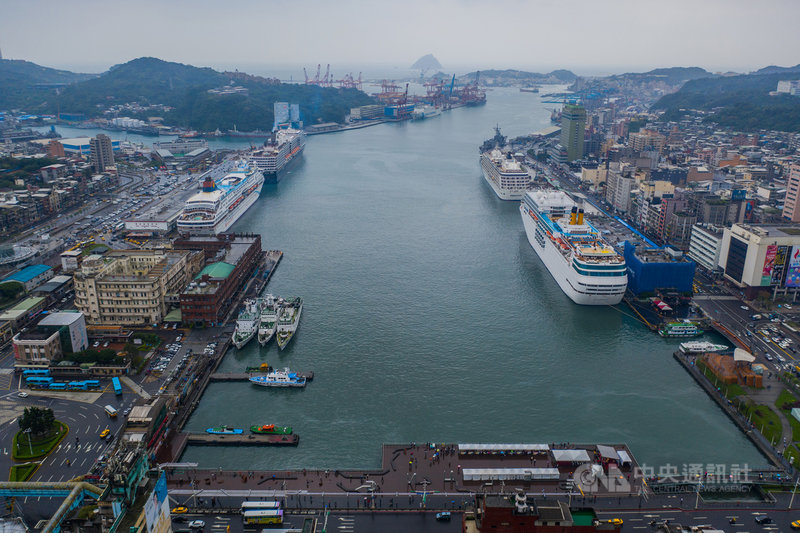 5艘郵輪3日上午同時靠泊基隆港，台灣港務公司預估年底將突破95萬人造訪基隆港，全年產值超過新台幣54億元。（基隆市政府提供）中央社記者王朝鈺傳真　108年11月3日