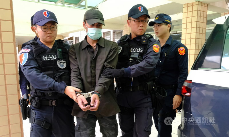 桃園國際機場2日發生一名外籍男子闖入管制區，並爬上準備起飛的華航班機起落架，男子（左2）3日上午從航警局押解到桃園地檢署時不發一語。中央社記者邱俊欽桃園機場攝　108年11月3日