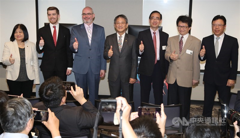 美國在台協會(AIT)與行政院資安處4日在台灣微軟辦公室共同舉辦首次國際聯合網路演練,AIT代理處長谷立言(Raymond Greene)(左3)、國安會諮詢委員李德財(中)等人都出席。中央社記者張新偉攝 108年11月4日