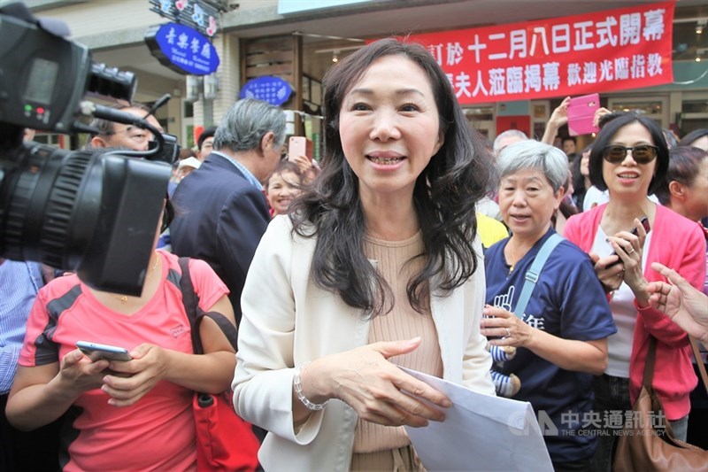 對於國民黨籍總統參選人韓國瑜提出的學貸免息若發生呆帳,韓國瑜妻子李佳芬(前)3日表示「政府就把它吃了吧」。(中央社檔案照片)