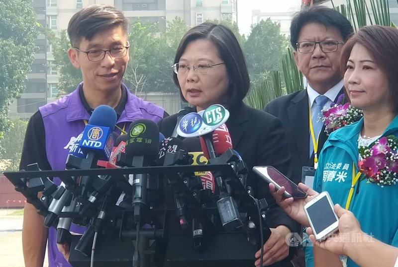 總統蔡英文(前中)5日表示,中國現在全力推動對台26項措施,就是為實現對台灣的一國兩制方案,且在大選期間提出,用意很自然讓人想到是意圖影響選舉。中央社記者郭芷瑄攝 108年11月5日