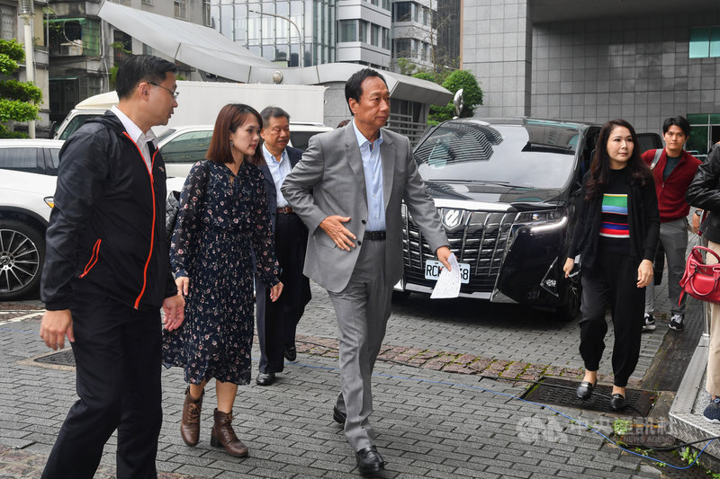 鴻海創辦人郭台銘(前左3)針對日前網友惡意散播母親身故謠言,5日上午親赴刑事警察局提告。中央社記者林俊耀攝 108年11月5日