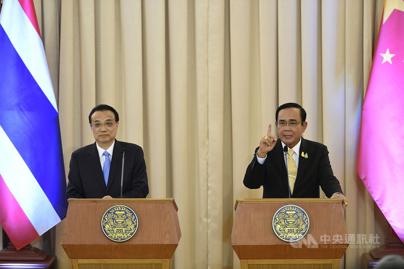 第35屆東南亞國家協會高峰會(ASEAN Summit)及相關會議在曼谷登場,訪泰的中國國務院總理李克強(左)5日赴泰國總理府和泰國總理帕拉育(右)雙邊會談。(泰國總理府提供)中央社記者呂欣憓曼谷傳真 108年11月5日