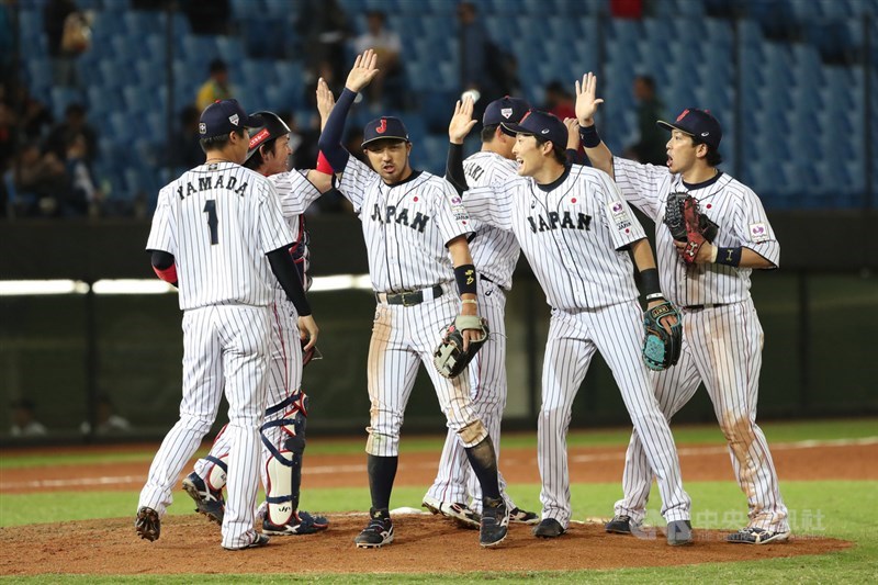 2019世界12強棒球賽B組預賽,日本隊5日在桃園棒球場與委內瑞拉隊交手,日本隊最終以8比4擊敗委內瑞拉隊。日本隊球員在場上擊掌慶祝。中央社記者吳家昇攝 108年11月5日