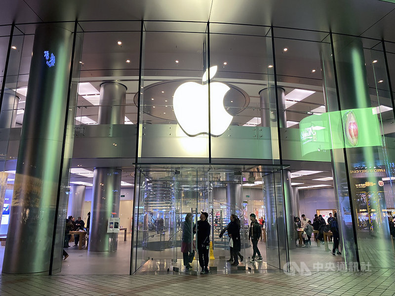 蘋果公司(Apple)6日更新隱私權網頁,說明2019年推出有關隱私保護和安全性的新功能。圖為位於北京市王府井大街的蘋果直營店。中央社記者吳家豪攝 108年11月6日