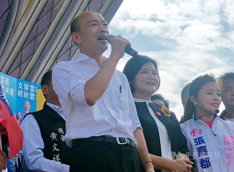 週刊報導國民黨總統參選人韓國瑜(前)失業時曾購買千萬豪宅,韓國瑜競辦發言人何庭歡6日表示,該筆房產因韓國瑜夫婦高估財務負擔能力,已在交屋前就賠本售出,庶民也有可以買賣房產的權利。(中央社檔案照片)