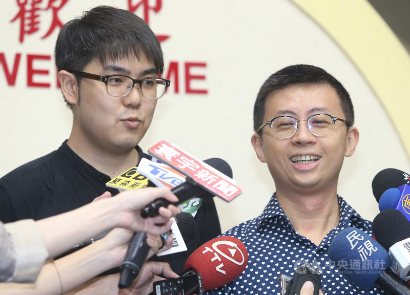 台北市議員「呱吉」邱威傑(右)、網紅志祺七七(左)、視網膜將組織政黨「歡樂無法黨」,邱威傑與志祺七七6日受訪表示,組黨不是要讓城市發大財或征服宇宙,希望在台灣關鍵時刻站出來,讓民眾快樂。中央社記者鄭傑文攝 108年11月6日