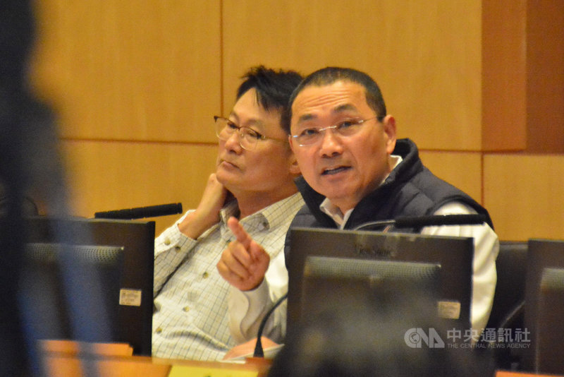 新北市長侯友宜(右)6日表示,事務官應努力為市政打拚,不需迎合政治人物的走向,只需要做好角色跟分際。他說,「也不需要迎合侯友宜市長的政治人物」。中央社記者黃旭昇新北攝 108年11月6日