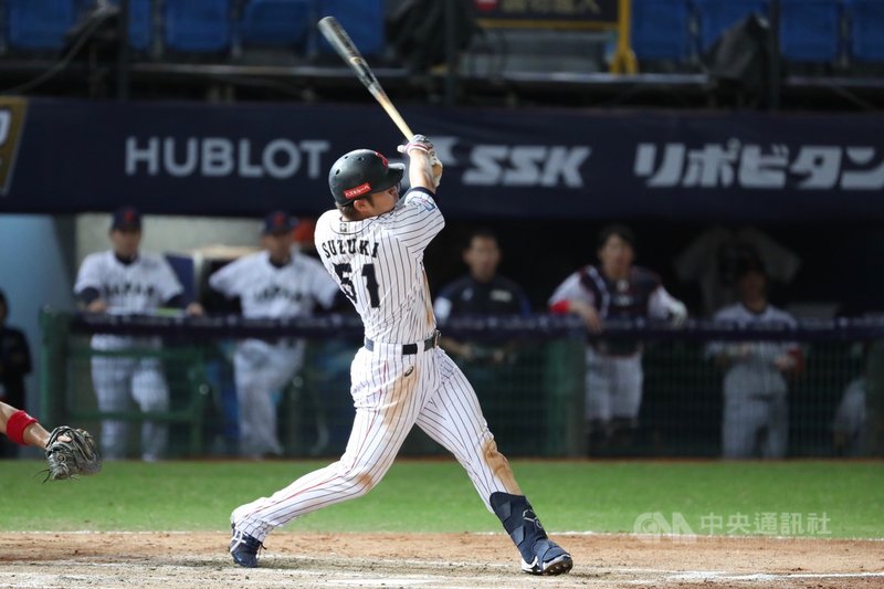 2019世界12強棒球賽B組預賽,日本隊6日晚間在桃園對上波多黎各,日本打者鈴木誠也3局下轟出3分全壘打,助隊以4比0暫時領先。中央社記者吳家昇攝 108年11月6日