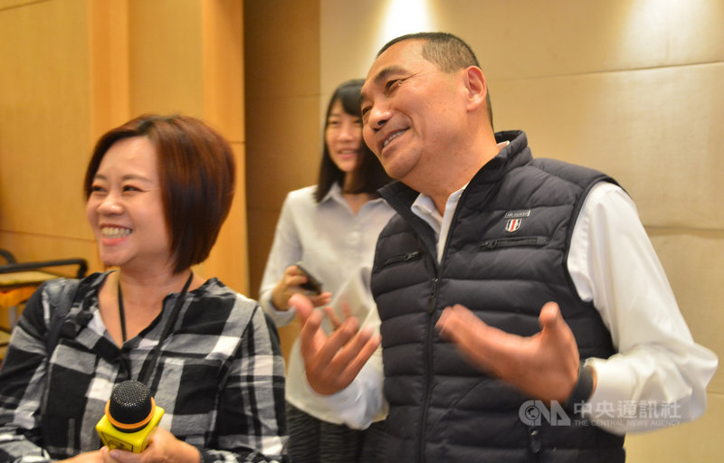 新北市長侯友宜（前右）何時輔選受關注，他6日在市政會議後接受聯訪表示，現在還是以市政為先，當然，假日與晚上是他的時間，有他的角色必須扮演。中央社記者黃旭昇新北攝  108年11月6日