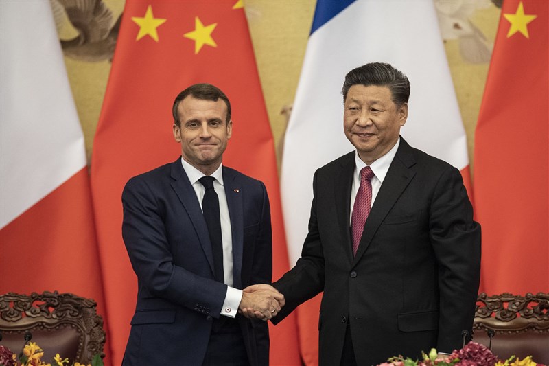 中國國家主席習近平(右)6日在北京會見到訪的法國總統馬克宏(左)。(法新社提供)