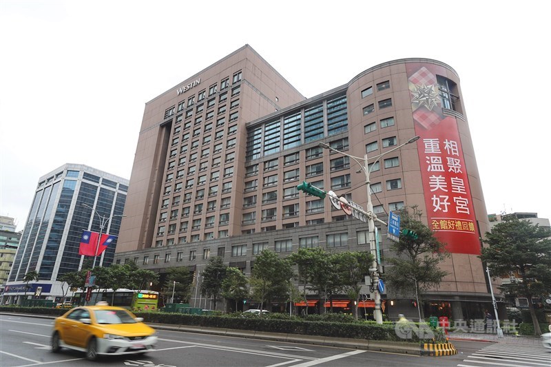 20年的南京商圈地標台北威斯汀六福皇宮2018年底正式熄燈,該建築改由JR東日本集團接手承租。(中央社檔案照片)
