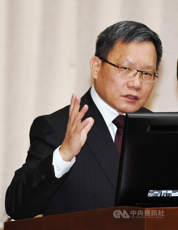 財政部長蘇建榮6日指出,觀察美中貿易戰帶來的最大影響在於產業結構轉變,紅色供應鏈及非紅色供應鏈出現區隔,未來應該也會持續按照此趨勢發展,長遠來看,對台灣來說,這是正面發展。中央社記者施宗暉攝 108年11月6日