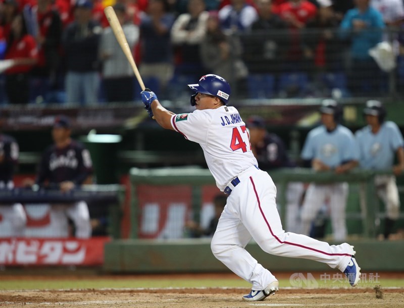 2019第2屆世界12強棒球錦標賽B組預賽最後一戰，中華隊7日晚間在台中與日本隊交手，9局下，中華隊張進德代打敲安，助跑者回本壘得分，拿下中華隊唯一一分。中華隊終場以1比8落敗，以分組第2之姿晉級。中央社記者張新偉攝　108年11月7日