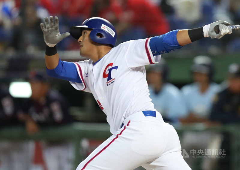 2019第2屆世界12強棒球錦標賽B組預賽賽程最後一天,7日晚間在台中洲際球場由中華隊迎戰日本隊,4局下,中華隊林哲瑄敲安,順利站上壘包。中央社記者張新偉攝 108年11月7日