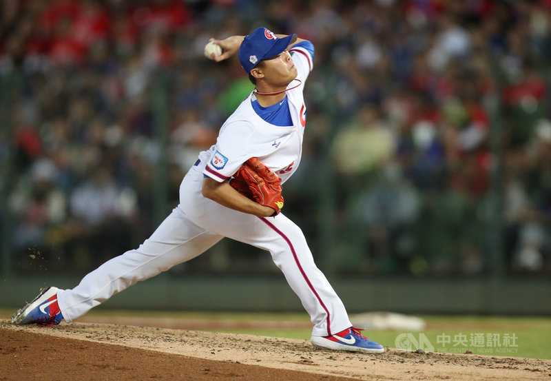 2019第2屆世界12強棒球錦標賽B組預賽,7日晚間在台中洲際球場進行台日大戰,中華隊3局換上中繼投手王宗豪登板抗敵。中央社記者張新偉攝 108年11月7日