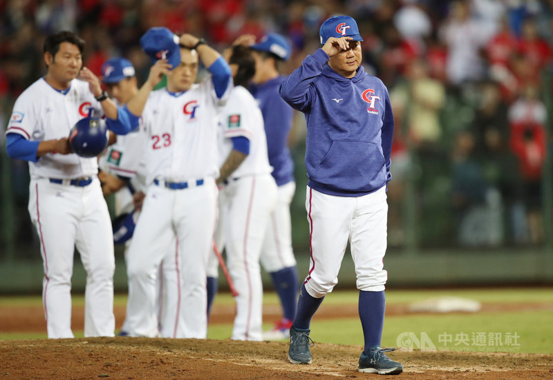 2019世界12強棒球錦標賽B組預賽最終戰,中華隊7日晚間在台中交手日本隊,中華隊終場以1比8落敗,以分組第2晉級複賽,賽後總教練洪一中(前右)率選手向球迷致意。中央社記者張新偉攝 108年11月7日
