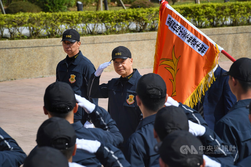 第15任總統、副總統選舉候選人維安人員7日舉行結訓編成典禮,國安局長邱國正(後左2)表示,這是只許成功、不容失敗的任務,所有編組同仁應貫徹依法行政、行政中立、聯合編組、安全第一的工作原則。中央社記者王飛華攝 108年11月7日
