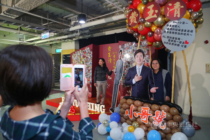歌手費玉清2019告別演唱會最終場7日晚間在台北小巨蛋舉行,好友江蕙特別送上造型熱氣球,象徵費玉清封麥後,帶著眾人滿滿祝福前往想去的地方。中央社記者王騰毅攝 108年11月7日