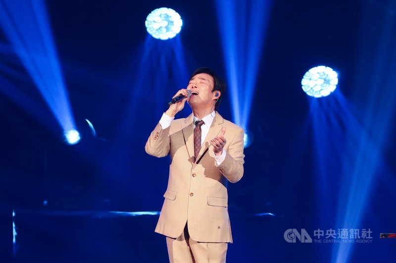 資深歌手「小哥」費玉清即將封麥,「2019告別演唱會」最終場7日晚間在台北舉行,費玉清深情演繹多首經典歌曲。中央社記者王騰毅攝 108年11月7日