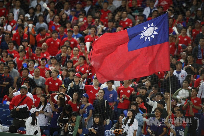 2019世界12強棒球賽中華隊7日晚間在洲際棒球場與同為B組的日本隊進行預賽最終戰,中華隊終場以1比8不敵日本,現場球迷難掩失落情緒。中央社記者張新偉攝 108年11月7日
