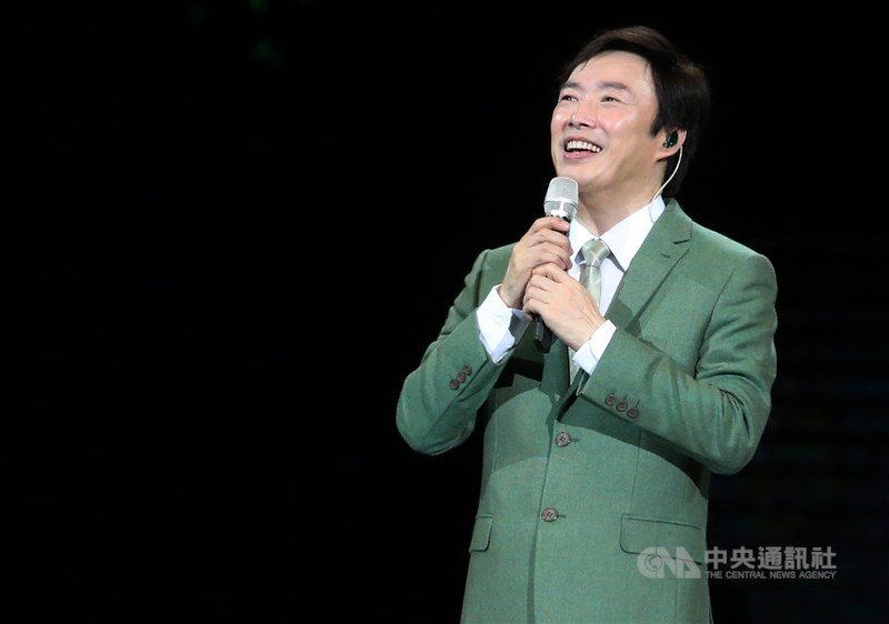 費玉清在2018年以一封親筆手寫信表示,2019年巡迴演唱會後結束46年的歌唱生涯,他招牌的仰頭唱姿及獨特歌聲將成絕響。(中央社檔案照片)