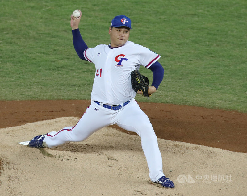 2019世界12強棒球錦標賽B組預賽,7日晚間在台中洲際棒球場由中華隊與日本隊交手,中華隊推出廖乙忠先發主投,力拚分組第一。中央社記者張新偉攝 108年11月7日