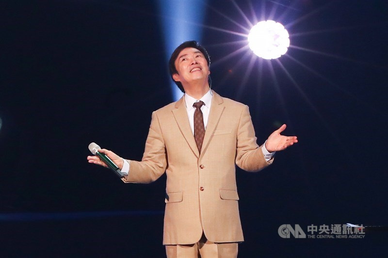 歌手費玉清7日晚間在台北小巨蛋演唱完告別之作後正式封麥,46年歌唱生涯畫下句點。中央社記者王騰毅攝 108年11月8日