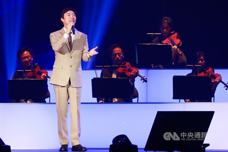 歌手「小哥」費玉清(前)「2019告別演唱會」最終場7日晚間在台北小巨蛋登場,費玉清維持一貫風格,少說話多唱歌,把握時間回饋歌迷。中央社記者王騰毅攝 108年11月7日