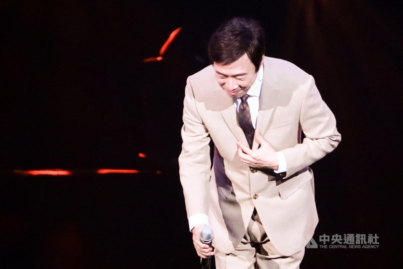 歌手「小哥」費玉清將告別歌唱生涯,7日晚間「2019告別演唱會」最終場,他一開場就深深鞠躬,感謝歌迷朋友一路相伴。中央社記者王騰毅攝 108年11月7日