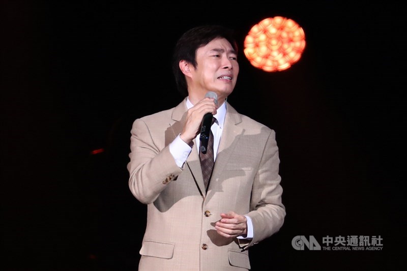 歌手「小哥」費玉清告別演唱會最終場7日晚間在台北舉行,想到要與歌迷道別,費玉清難掩不捨的情緒,數度哽咽。中央社記者王騰毅攝 108年11月8日