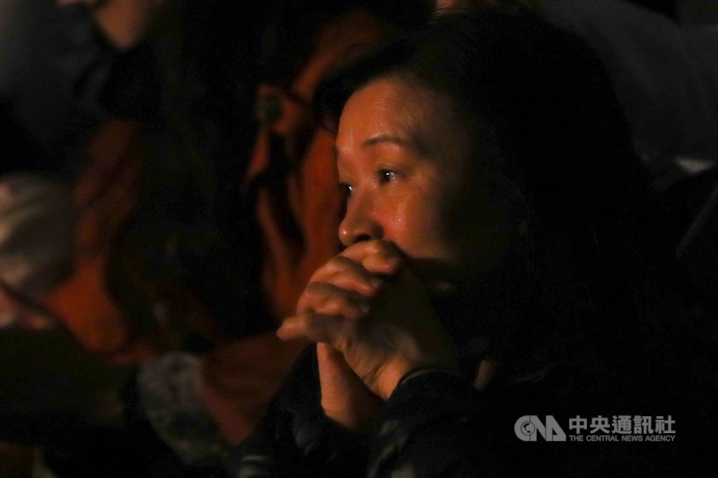 歌手費玉清7日晚間在台北小巨蛋演唱完告別之作後正式封麥淡出歌壇,現場有歌迷不捨落淚。中央社記者王騰毅攝 108年11月8日