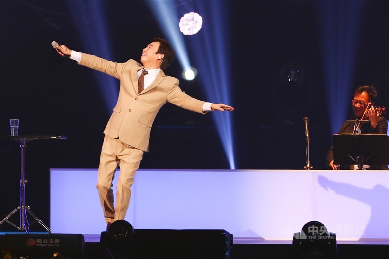 歌手費玉清7日晚間在台北小巨蛋演唱告別之作,最後一曲選擇輕快的「南屏晚鐘」,費玉清難得用活潑的姿態與愉悅的心情向歌迷道別。中央社記者王騰毅攝 108年11月8日