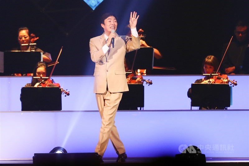 歌手費玉清7日晚間在台北小巨蛋演唱告別之作,最後選擇曲調輕快的南屏晚鐘,向歌迷道別。中央社記者王騰毅攝 108年11月8日