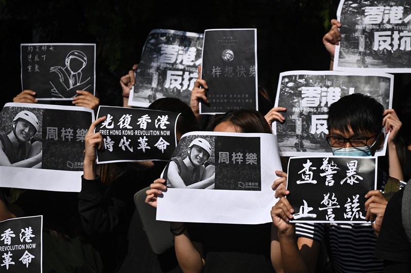香港科技大學生周梓樂8日上午傷重死亡後,觸發「反送中」新一輪示威活動,中午以後多區有悼念示威活動。(法新社提供)
