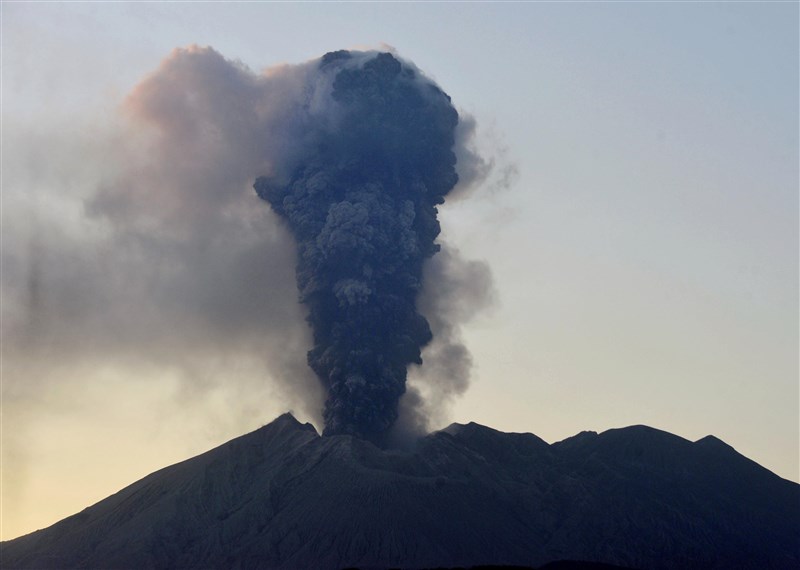 共同社報導,日本櫻島火山8日傍晚噴發,噴煙竄升至距火山口5500公尺高空。(共同社提供)