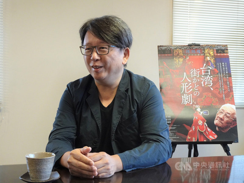 以布袋戲大師為主角的紀錄片「紅盒子」11月底將在日本全國戲院陸續上映,8日晚間在東京首映,感動日本觀眾。圖為導演楊力州接受媒體專訪。中央社記者楊明珠東京攝 108年11月9日