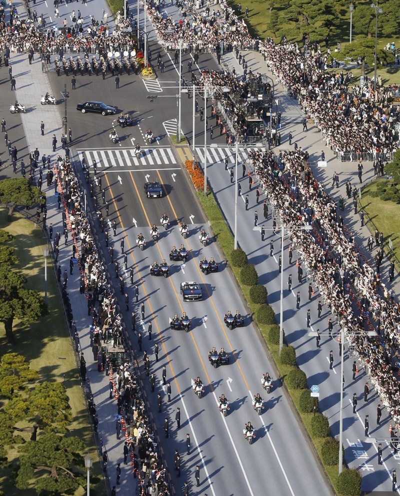 德仁即位遊行「祝賀御列之儀」從皇居出發前往住處赤坂御所。車隊遊行距離約4.6公里,沿途接受夾道民眾祝福。(共同社提供)