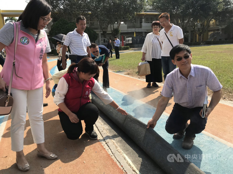 南投縣草屯鎮北投國小跑道破損及掀開,民進黨立委蔡培慧(前左2)11日邀立法院教育及文化委員會舉行座談會及現勘,民進黨立委李麗芬(前左)等人出席,實地查看北投國小跑道現況。(蔡培慧辦公室提供)中央社記者蕭博陽南投縣傳真 108年11月11日