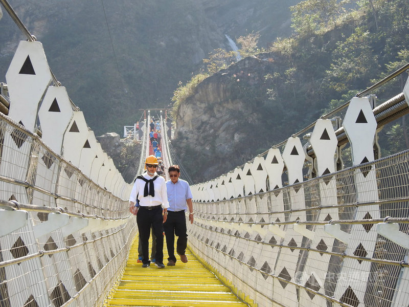 南投縣政府在信義鄉雙龍瀑布興建全台最長的雙龍七彩吊橋,109年即將開放,園區現已接近完工,縣議員11日實地考察,多數肯定縣府用心規畫及施工品質。(南投縣政府提供)中央社記者蕭博陽南投縣傳真 108年11月11日