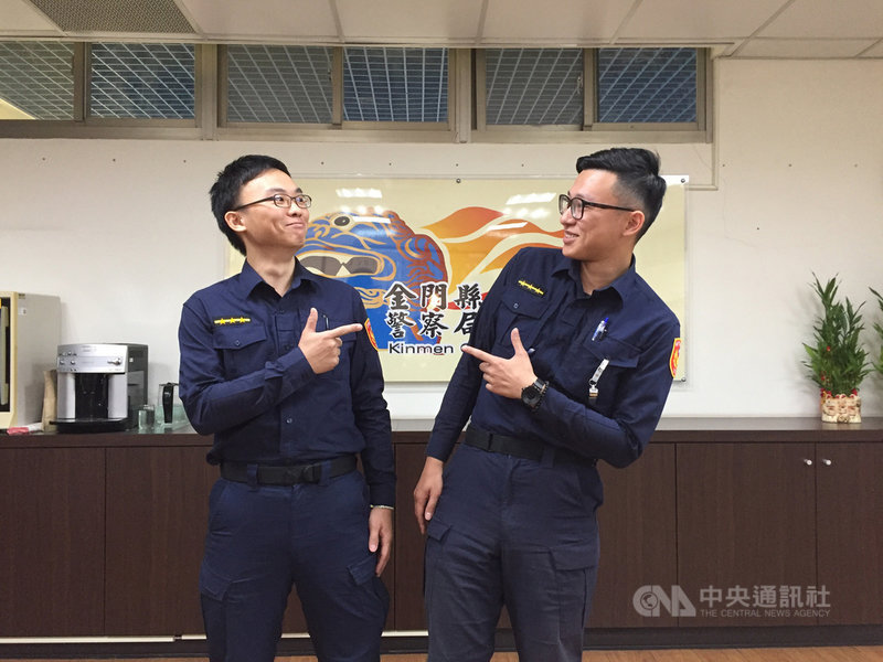 曾在中山醫學大學攻讀心理學系的鍾楷博(左)受到警察弟弟鍾明峰(右)影響,棄醫從警,順利考上警專,並在10月成為警察,2人都在金門縣金城分局金城派出所服務。中央社記者黃慧敏攝 108年11月11日
