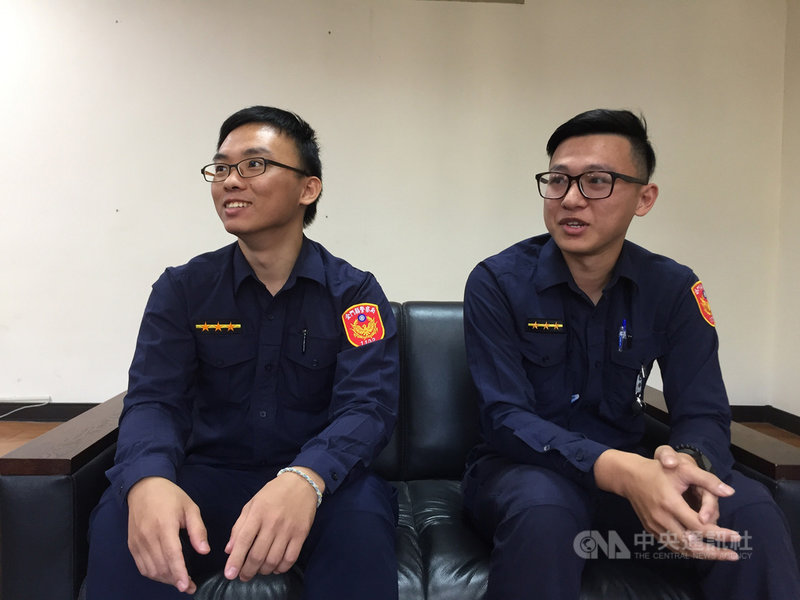 金門縣金城分局有對兄弟檔警員,弟弟鍾明峰(右)已服務2年,哥哥鍾楷博(左)棄醫從警成了弟弟的「學弟」,並在10月也分發到金門,和弟弟一同守護鄉親。中央社記者黃慧敏攝 108年11月11日