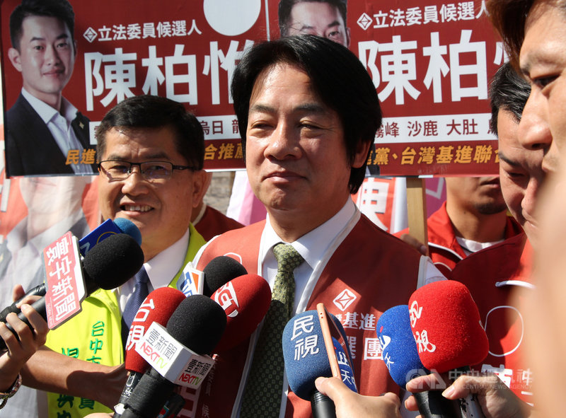 國民黨總統參選人韓國瑜宣布與前行政院長張善政搭檔。前行政院長賴清德(左2)11日在台中受訪表示,不管韓國瑜選的副手是誰,「我們一定要嚴陣以待,一定要盡全力,讓總統蔡英文高票當選、國會過半。中央社記者蘇木春攝 108年11月11日