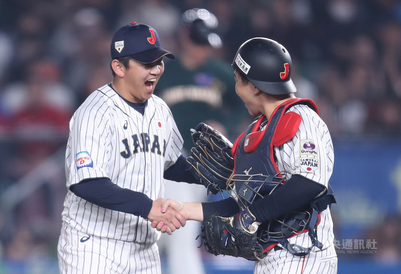 2019世界12強棒球賽複賽正式開打,11日晚間6時在千葉球場由澳洲隊迎戰地主日本隊,日本終場以3比2逆轉險勝澳洲,後援投手山崎康晃(左)與捕手會澤翼(右)開心握手致意。中央社記者張新偉千葉攝 108年11月11日