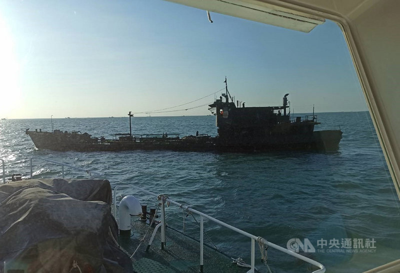 海巡署金門海巡隊11日說,海巡署艦隊分署2艘艦艇,在烏坵海域查獲大陸運補船,運補船一路蛇行逃避,巡防艇緊追強靠,由特勤隊幹員登船控制人船押回料羅。(金門海巡隊提供)中央社記者黃慧敏傳真 108年11月11日